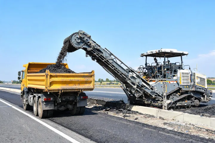 Front-loading conveyor filling haul truck